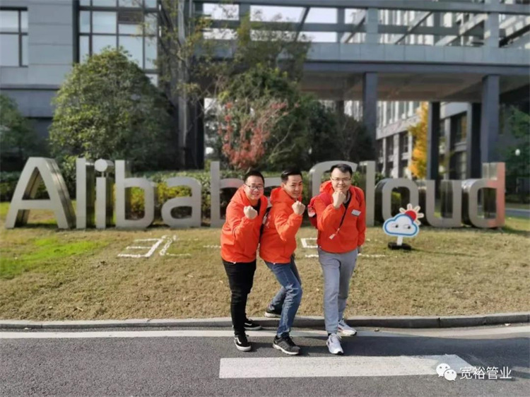 ▲寬裕三劍俠,居中為黃總